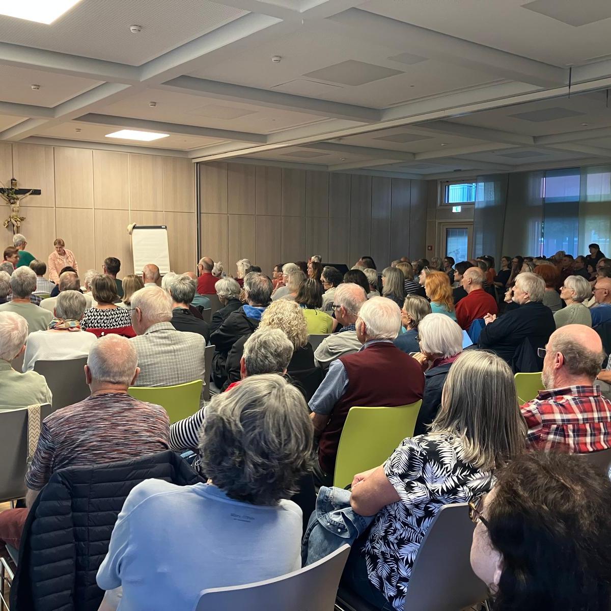 „Wir sind ausgestiegen“: Ein Zeichen für Demokratie und Freiheit (c) KEB MittenInFranken Pfarrsaal St. Ludwig in Ansbach gefüllt mit fast 200 Menschen bei der Veranstaltung Aussteiger am 7.9.2026